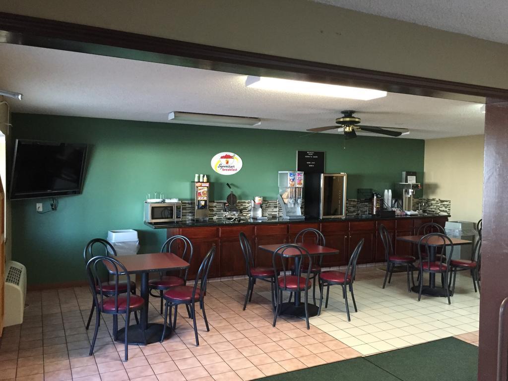 Motel Super 8 By Wyndham Parsons Extérieur photo