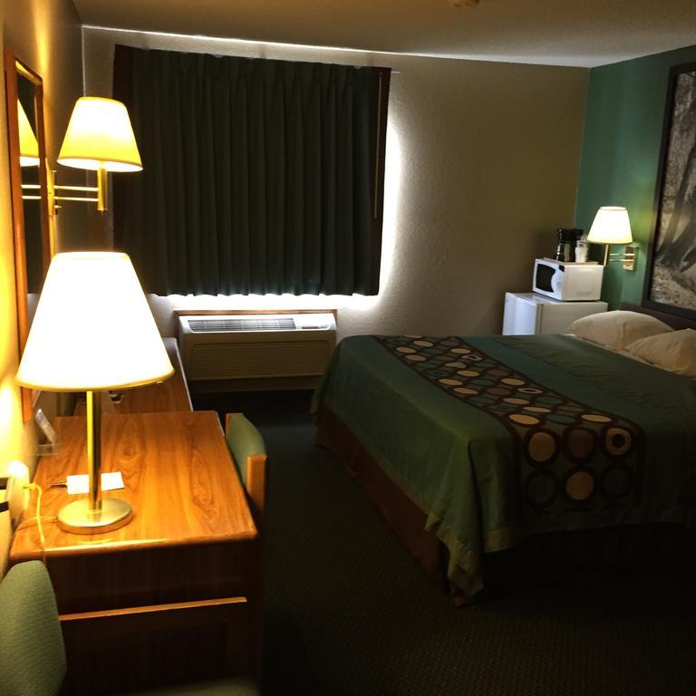 Motel Super 8 By Wyndham Parsons Extérieur photo