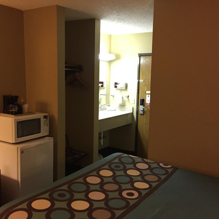 Motel Super 8 By Wyndham Parsons Extérieur photo