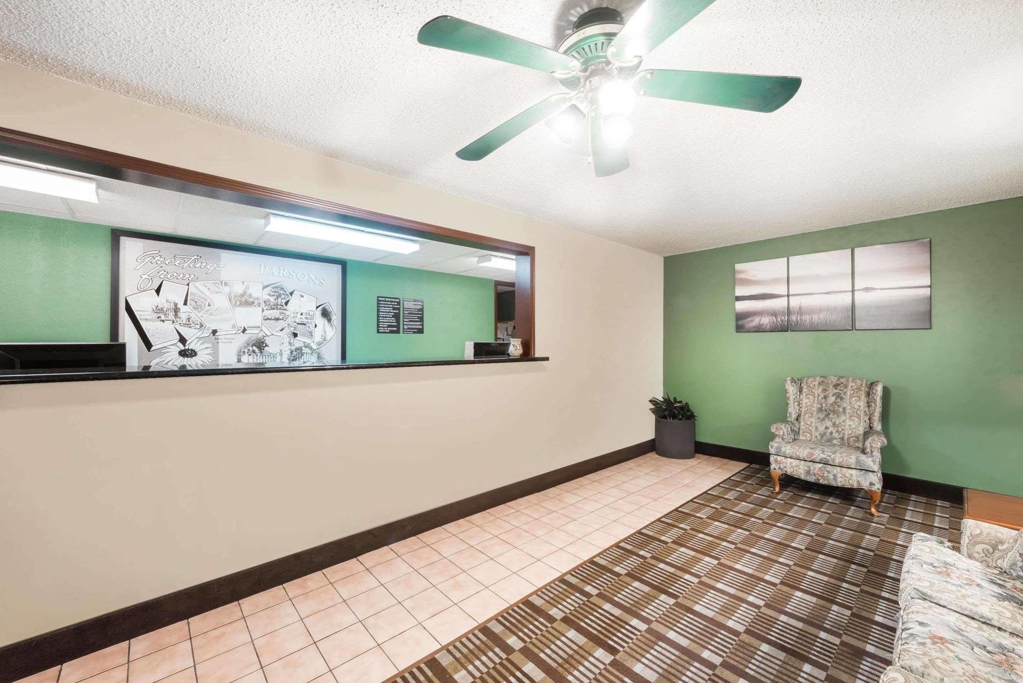 Motel Super 8 By Wyndham Parsons Extérieur photo